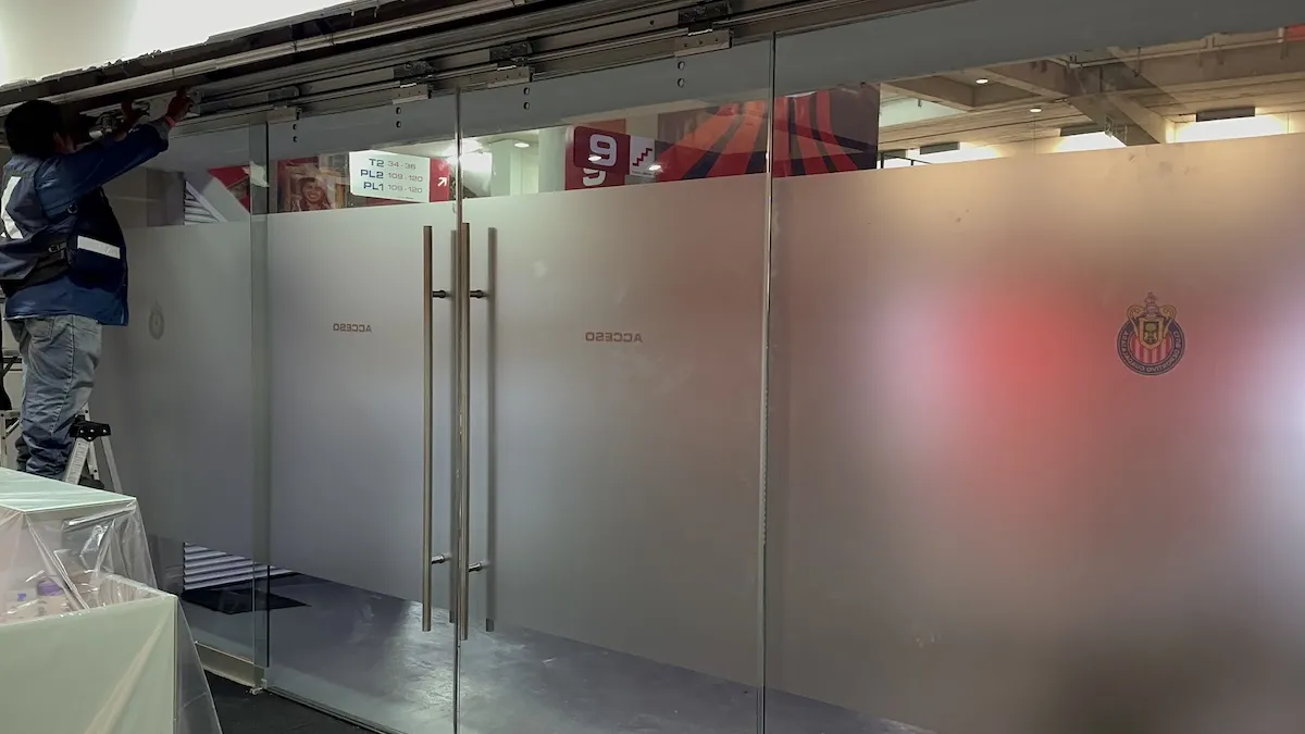 Proyecto Proyecto Direccion General Estadio Akron Puerta Automatica - Smart Film (PDLC) - Foto 10