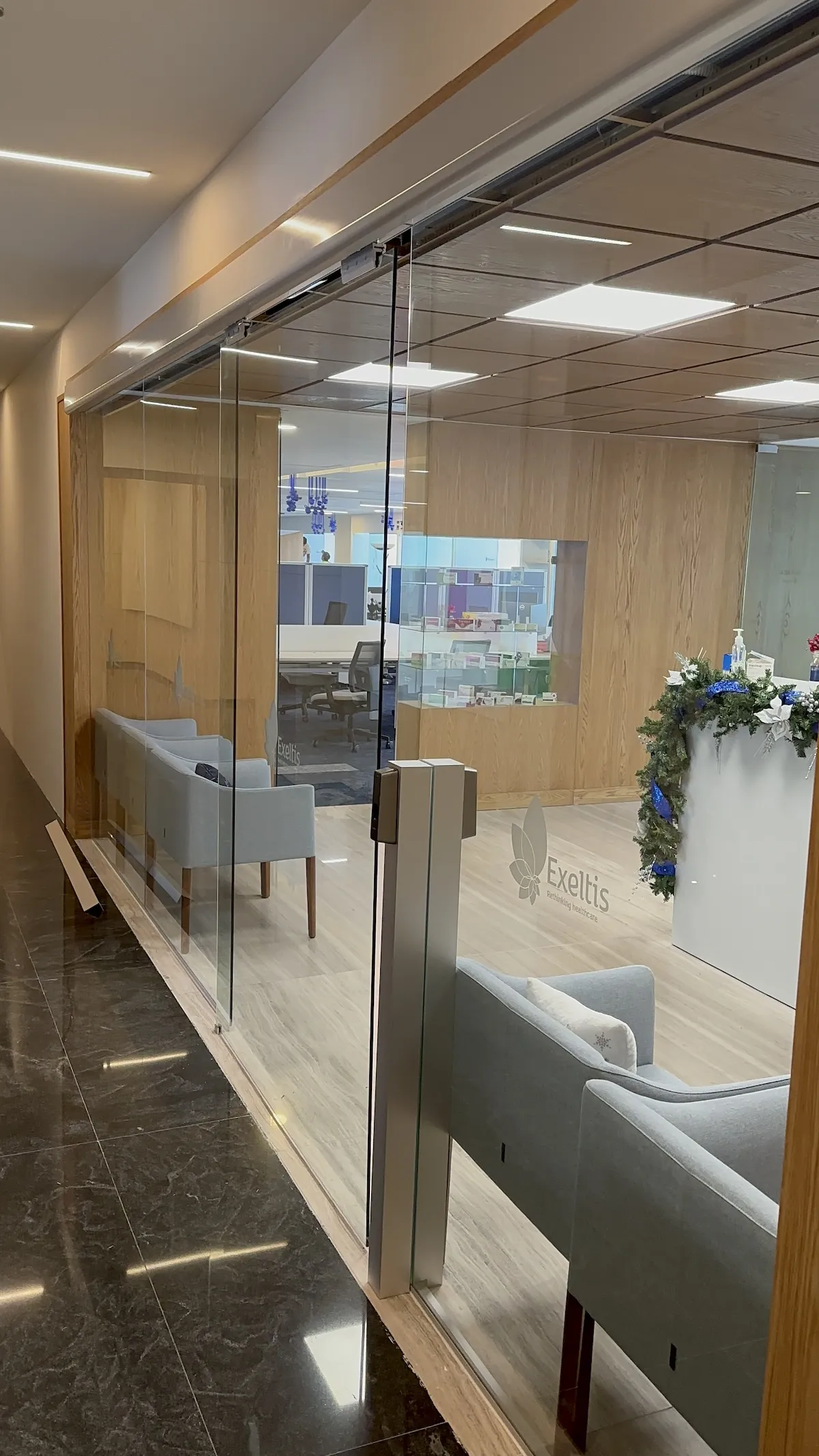 Proyecto Proyecto Exeltis Torre Anseli Puerta Automatica - Instalación de Smart Film (PDLC) por Comercializadora Garfuza