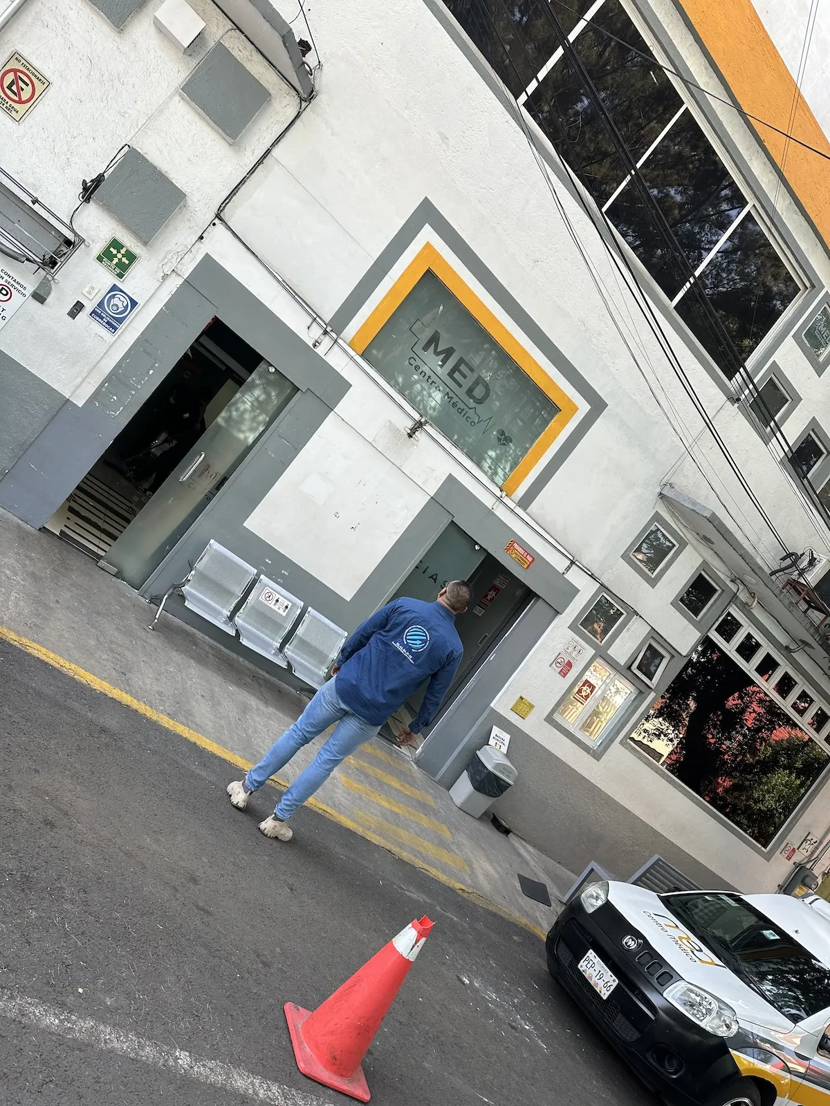 Proyecto Proyecto Fachada Med Centro Medico Puerta Automatica - Smart Film (PDLC) - Foto 3