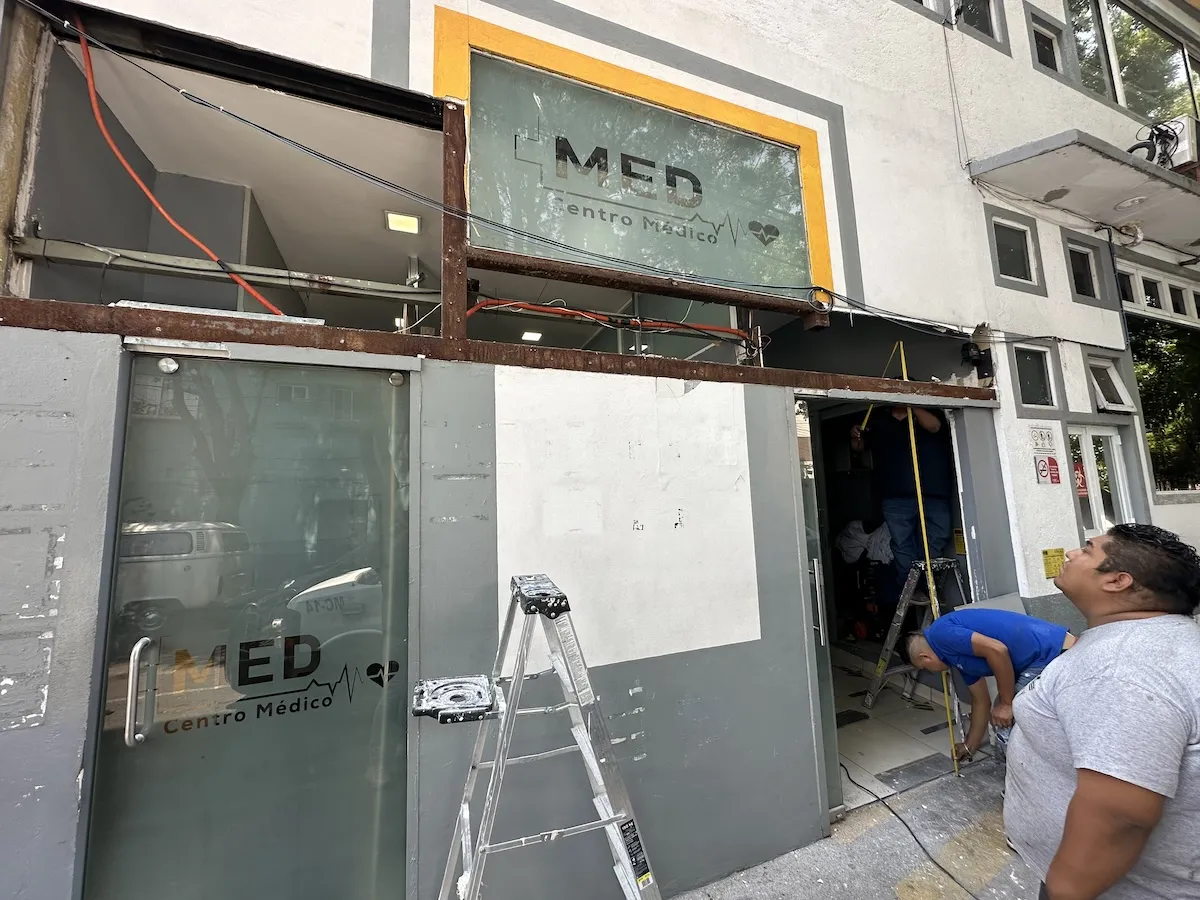 Proyecto Proyecto Fachada Med Centro Medico Puerta Automatica - Smart Film (PDLC) - Foto 9