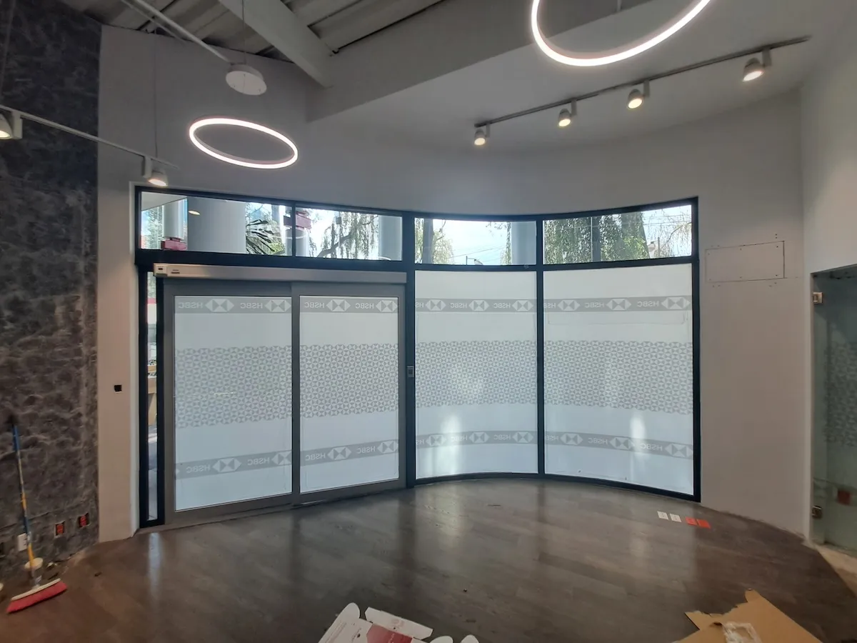 Proyecto Proyecto Show Room Hsbc Smart Film - Smart Film (PDLC) - Foto 11