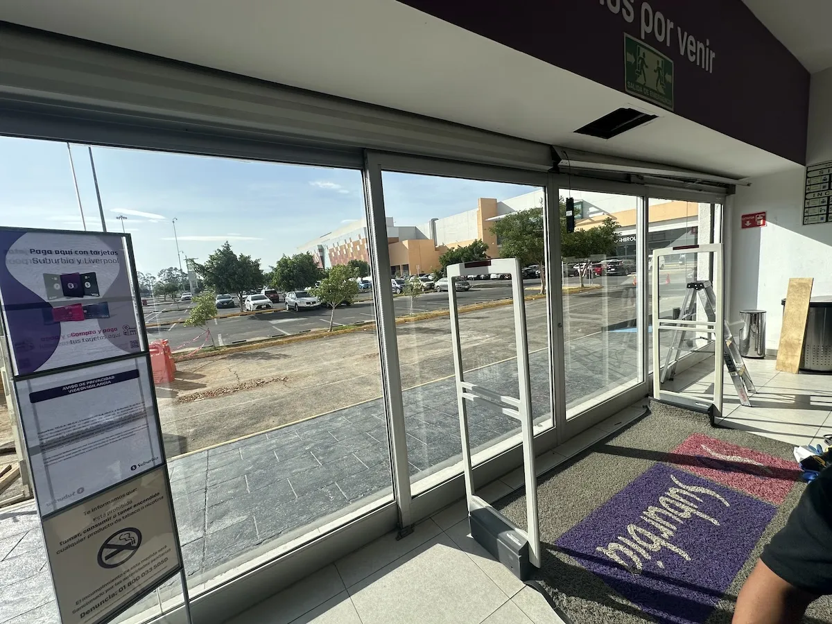 Proyecto Proyecto Suburbia Plaza Jardin Puerta Automatica - Instalación de Smart Film (PDLC) por Comercializadora Garfuza